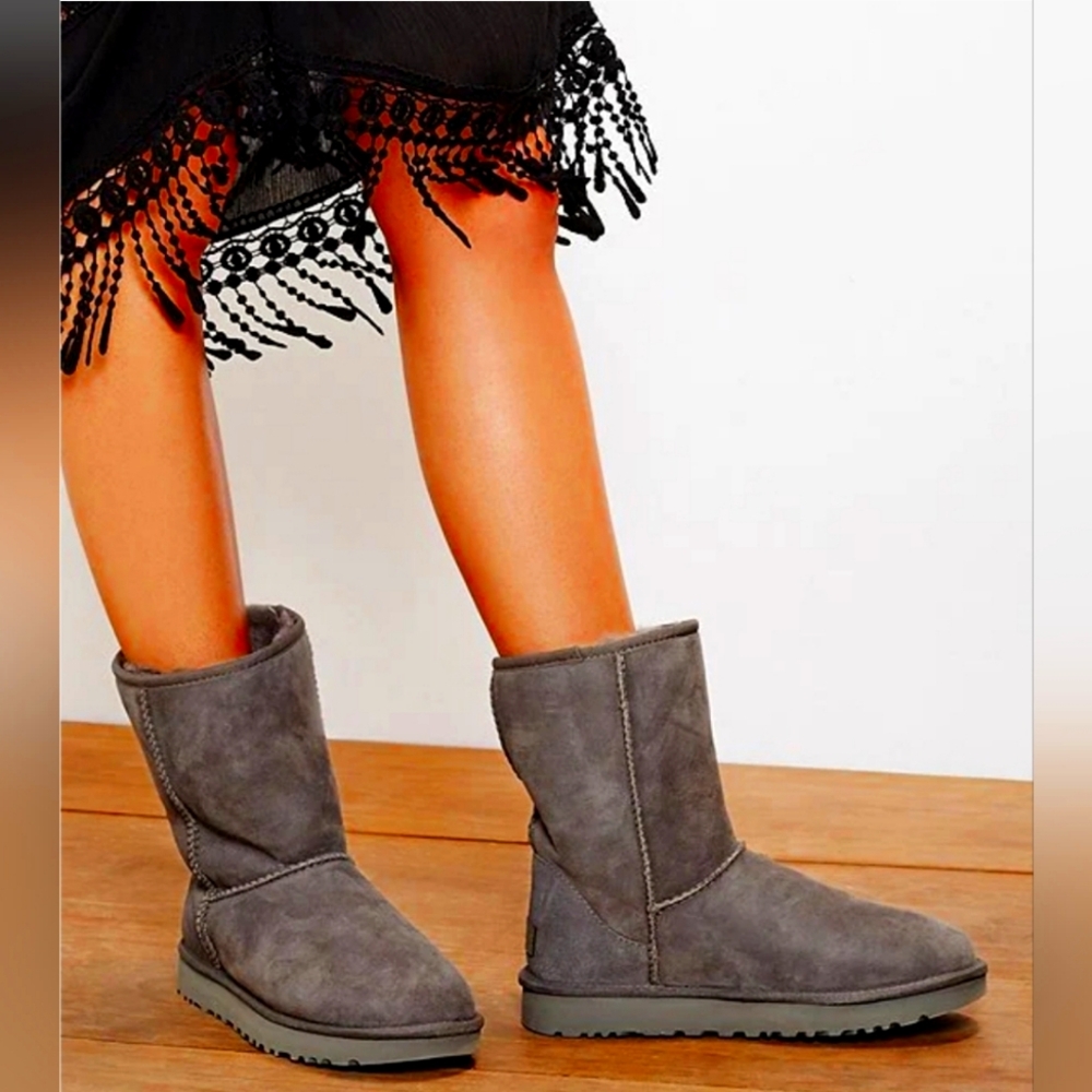 SOLD! NEW UGG Classic Short Suede Water-Repellent Black Boot Size8🖤 👢 - Picture 9 of 10